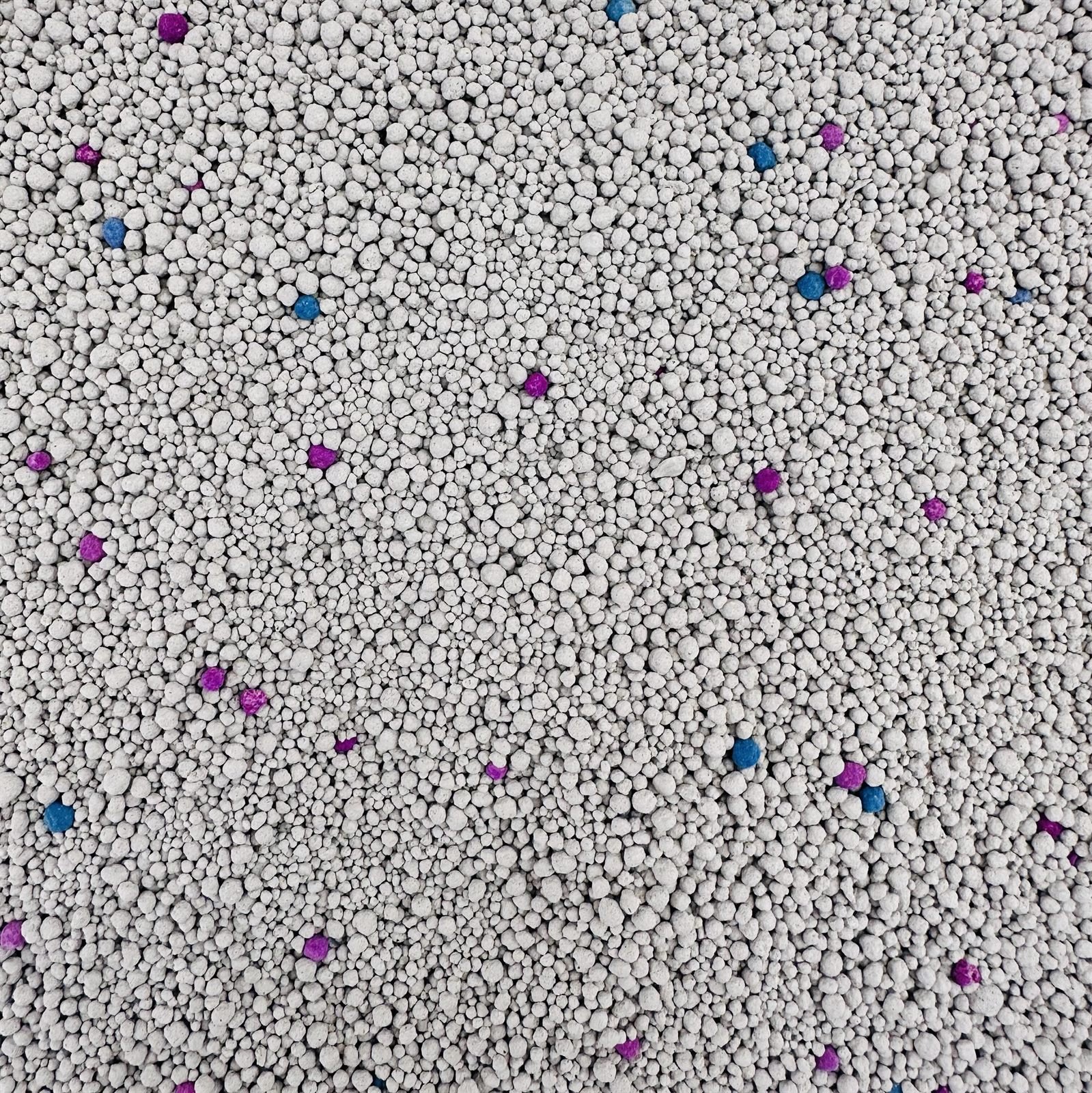 Ball-shaped bentonite cat litter sand 1-3.5mm granules with blue and purple deodorizing particles