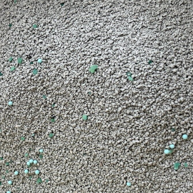 Green Shield dust-free bentonite zeolite cat litter with green and crystal additive particles