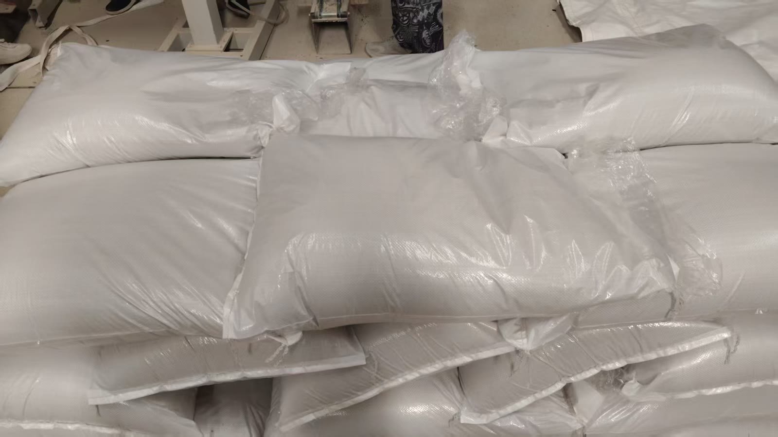 Plain 25kg white woven bags for bulk bentonite cat litter packing